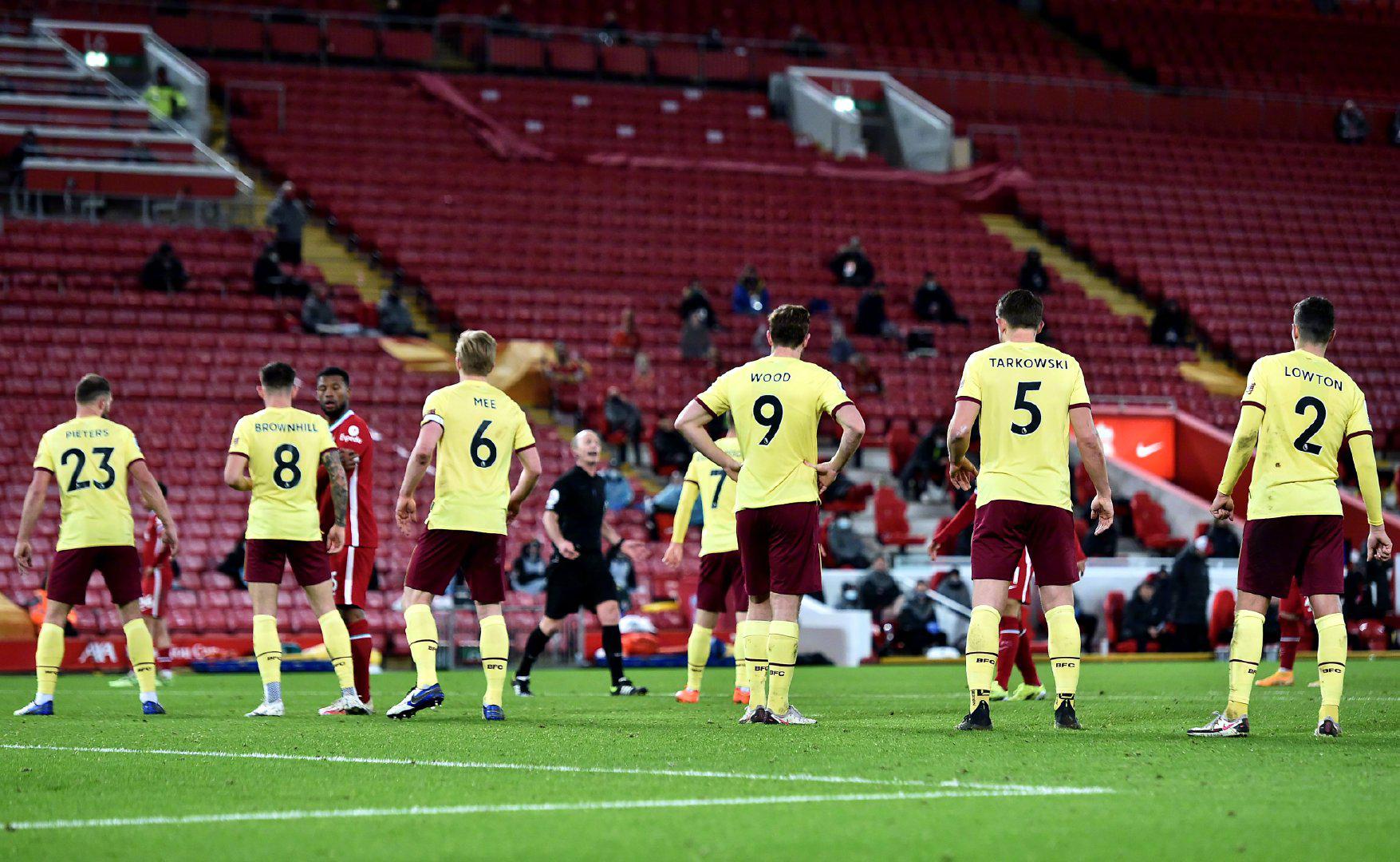 端都保持较 端都保持较